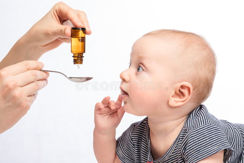 Mere Nourrissant Bebe Garcon Avec Medicament Liquide Photo Stock Image Du Medecine Infirmiere