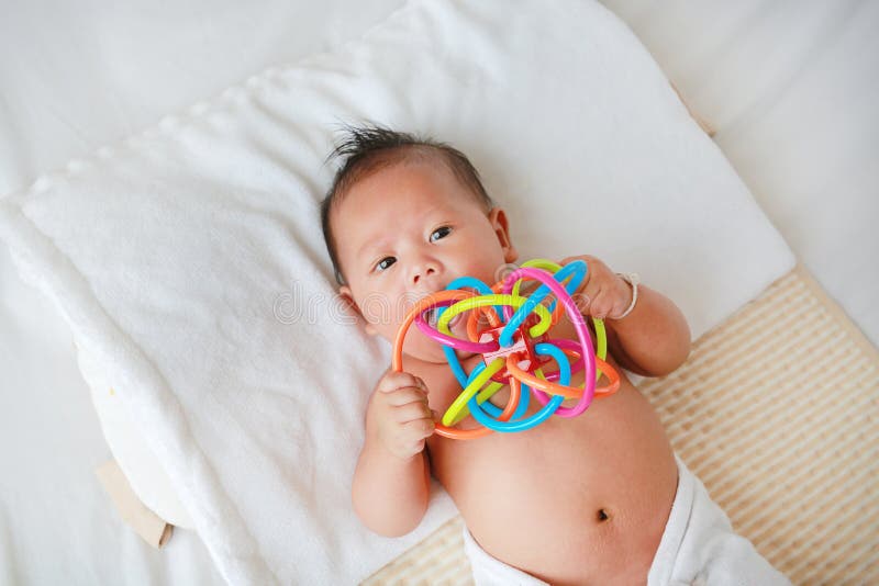 Le Bébé Mord Le Jouet, Plan Rapproché Image stock - Image du