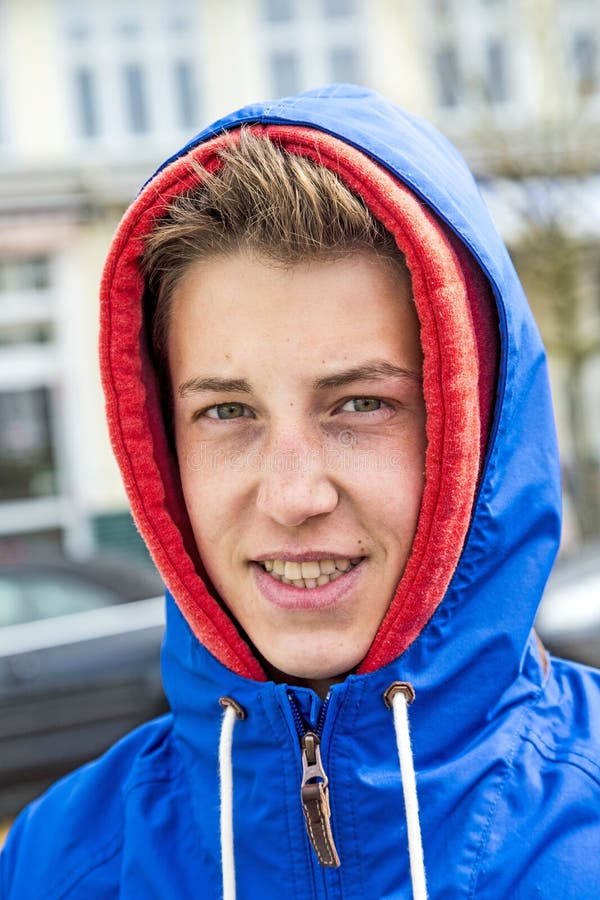 Homme dans un anorak rouge photo stock. Image du verticale - 80136300