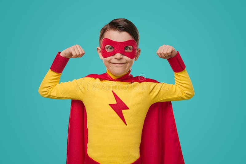 Enfant Super-héros Fier En Masque Montrant Des Biceps Photo stock - Image  du ambition, costume: 230158370