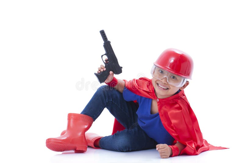 Enfant Feignant Pour être Un Super Héros Avec L'arme à Feu De Jouet Photo  stock - Image du ballot, héros: 55086156