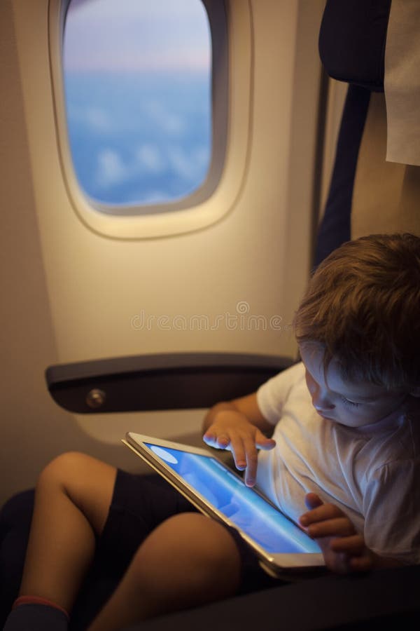 Enfant Dans La Voiture Avec La Tablette Image stock - Image du