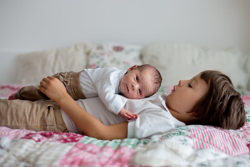 Petit Bébé Garçon Nouveau-né, Dormant Dans La Vieille Rétro