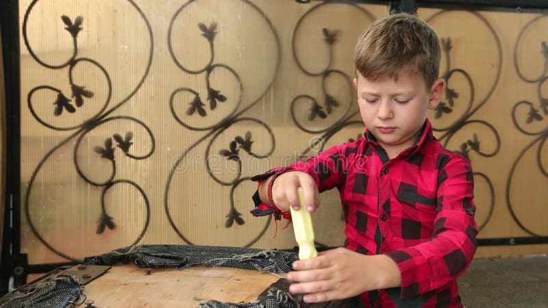 Enfant Garçon Tord Le Boulon Avec Un Tournevis Enfant Réparateur