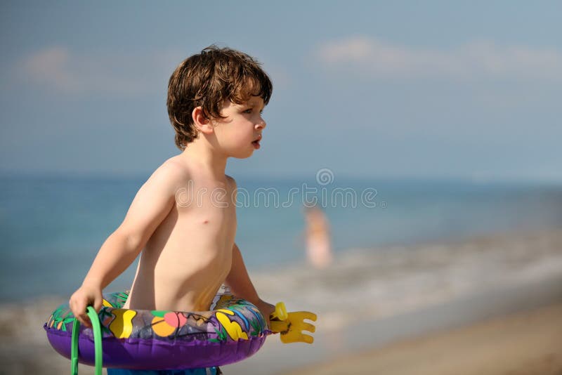 Garçon En été Gonflant Le Ballon De Plage Image stock - Image du extérieur,  joie: 55546715