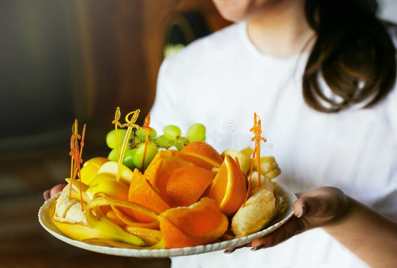 Garçonete bonita servindo grupo de amigas com comida no