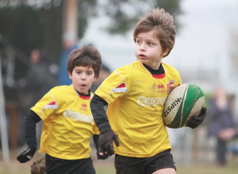 Joueurs de rugby d'enfants image stock éditorial. Image du action - 49290209