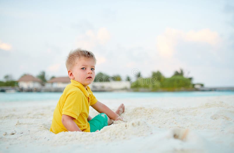 Gar?on an de l'enfant en bas ?ge trois sur la plage image libre de droits Gar?on an de l'enfant en bas ?ge trois sur la plage image libre de droits