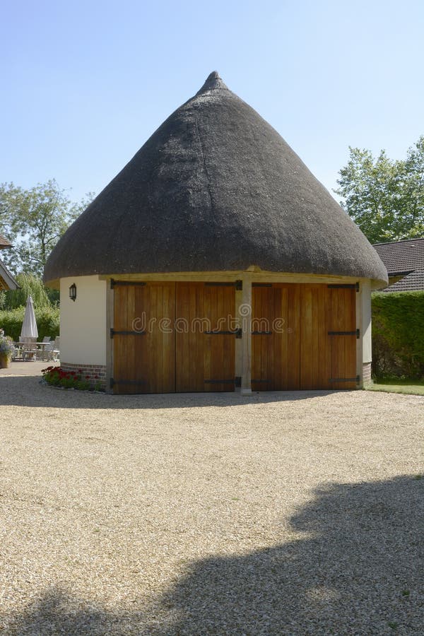 Garage couvert de chaume chez Wherwell hampshire l'angleterre image stock Garage couvert de chaume chez Wherwell hampshire l'angleterre image stock