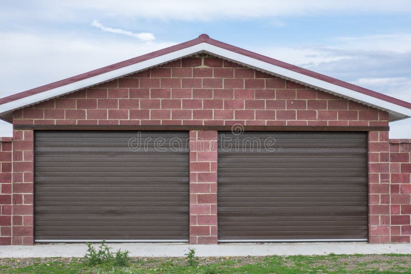 garage in mattoni con scanalature a rulli per due automobili immagini stock libere da diritti garage in mattoni con scanalature a rulli per due automobili immagini stock libere da diritti