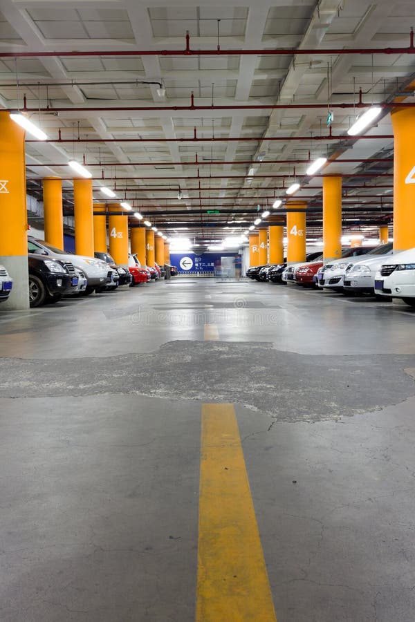 Garage, sous terre intérieur avec quelques voitures garées photographie stock libre de droits Garage, sous terre intérieur avec quelques voitures garées photographie stock libre de droits