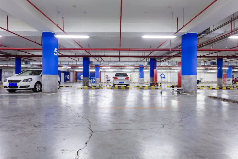 Garage, sous terre intérieur avec quelques voitures garées images libres de droits Garage, sous terre intérieur avec quelques voitures garées images libres de droits