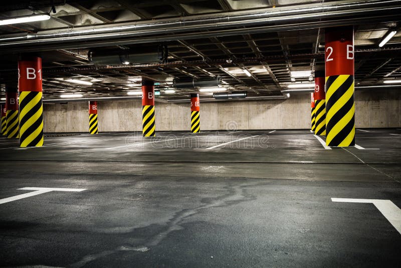 Garagem de estacionamento no porão, no subsolo interior