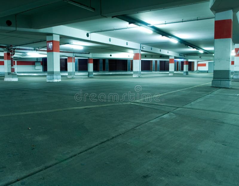 Garagem de estacionamento, no subsolo interior