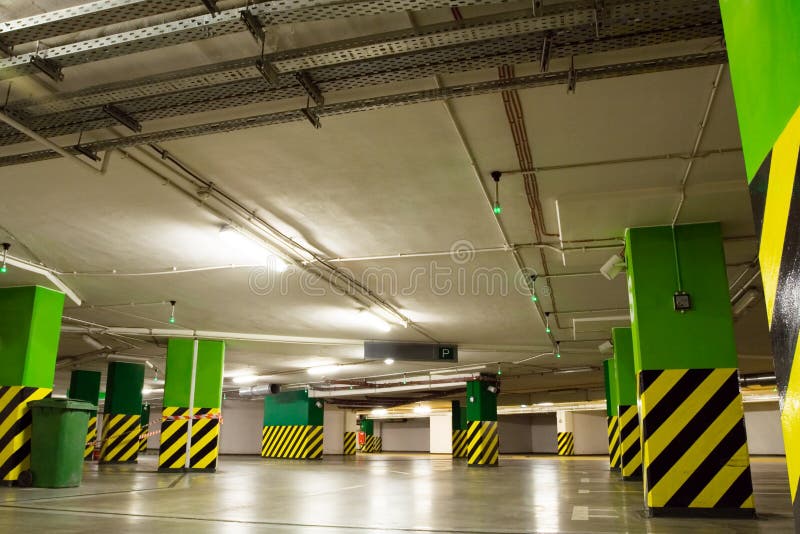 Garagem de estacionamento, no subsolo interior