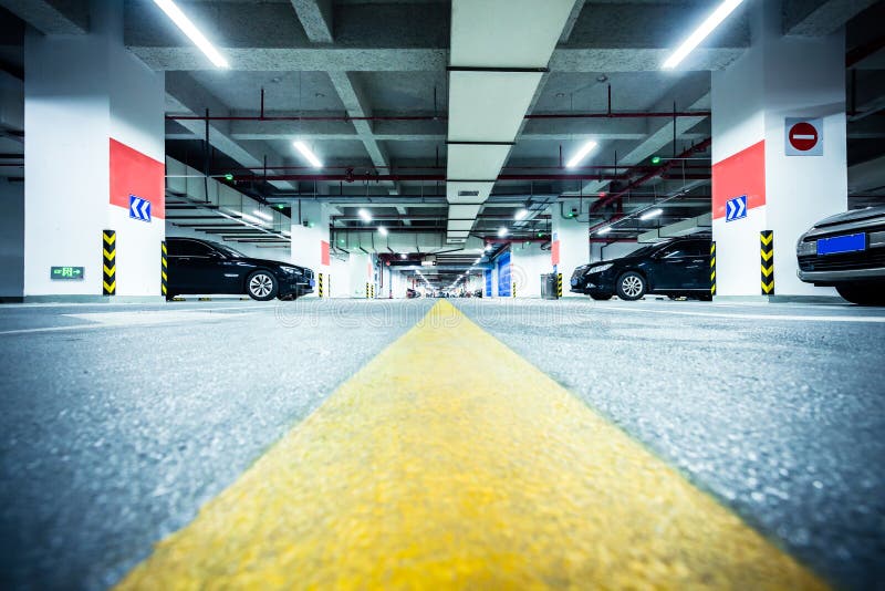 Garagem de estacionamento subterrânea imagens de stock Garagem de estacionamento subterrânea imagens de stock