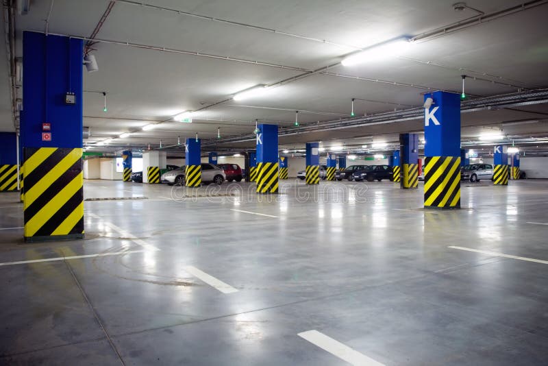 Garagem de estacionamento subterrânea com carros