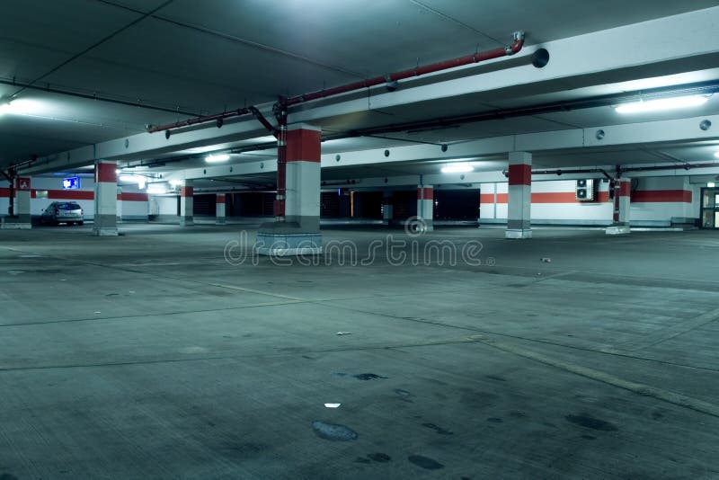 Garagem de estacionamento subterrânea de Grunge com carro