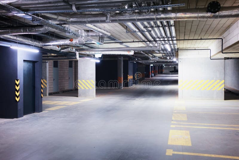 Garagem de estacionamento subterrânea do carro no prédio de apartamentos moderno europeu