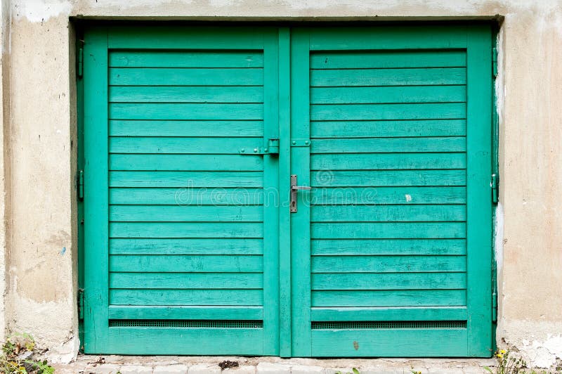 Garagentor stockfoto. Bild von garagentor - 70737852