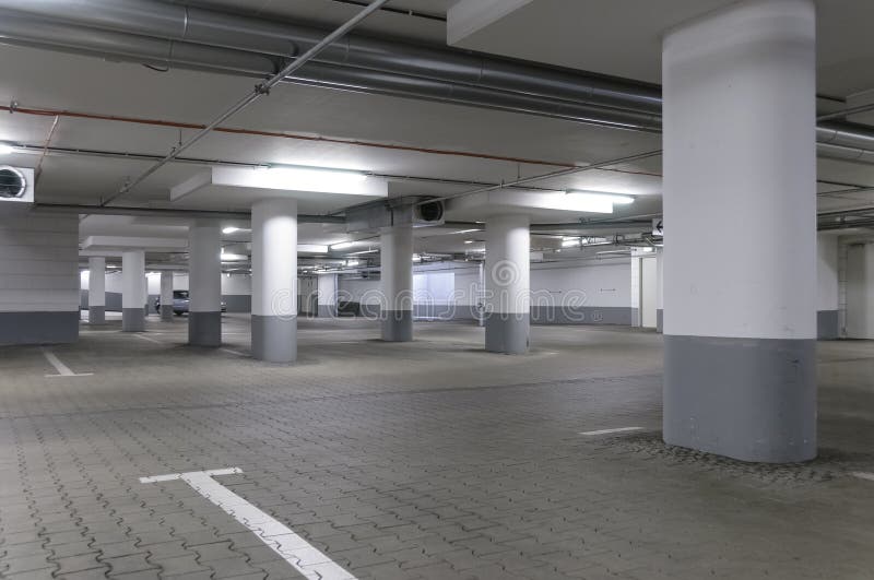 Garage feo vacío foto de archivo. Imagen de automóvil, indoor - 45780