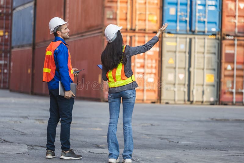 Garante della sicurezza e ingegnere in contenitori per il controllo e il controllo del carico a caldo di un cantiere navale immagini stock
