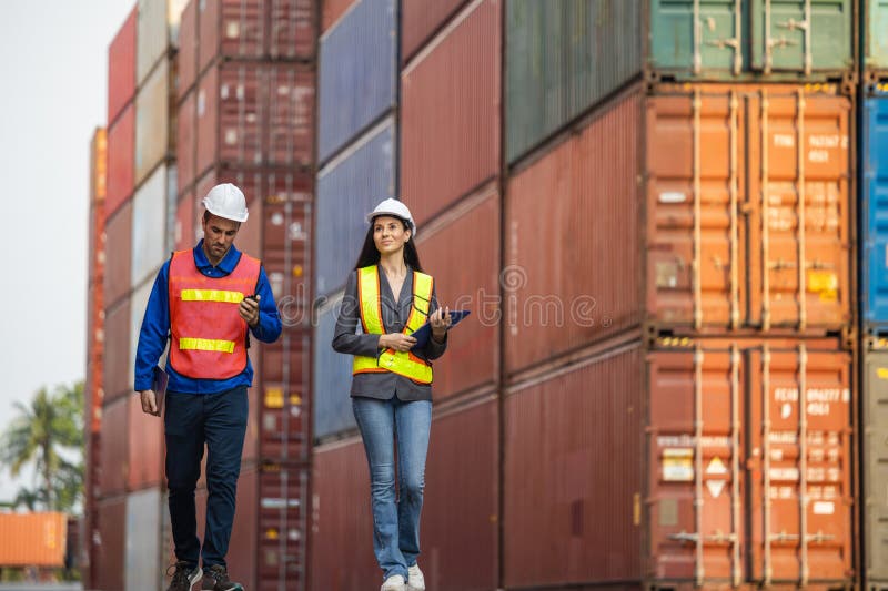 Garante della sicurezza e ingegnere in contenitori per il controllo e il controllo del carico a caldo di un cantiere navale immagine stock