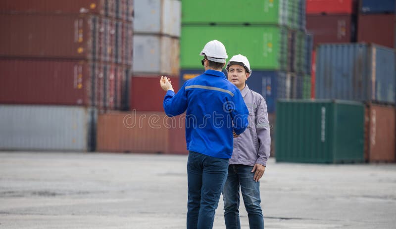 Garante della sicurezza e ingegnere in contenitori per il controllo e il controllo del carico a caldo di un cantiere navale fotografia stock libera da diritti