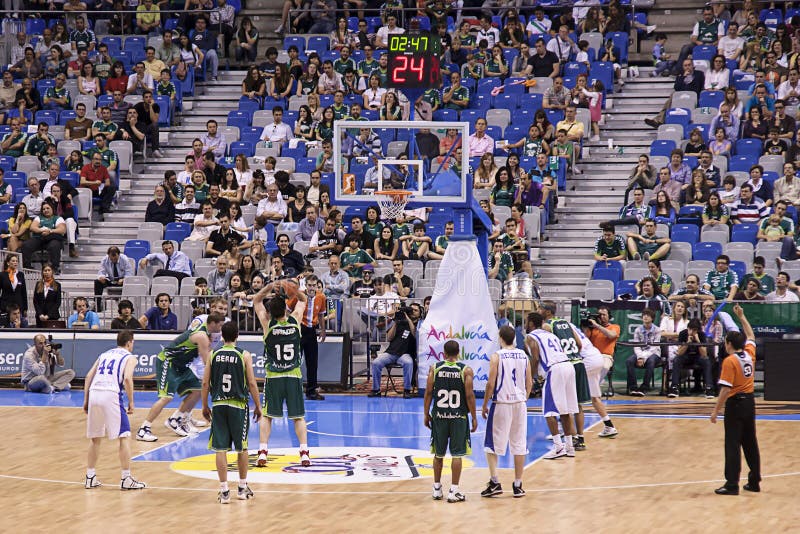 Jogo De Basquetebol Em Milão Imagem de Stock Editorial - Imagem de defesa, jogador: 4649854