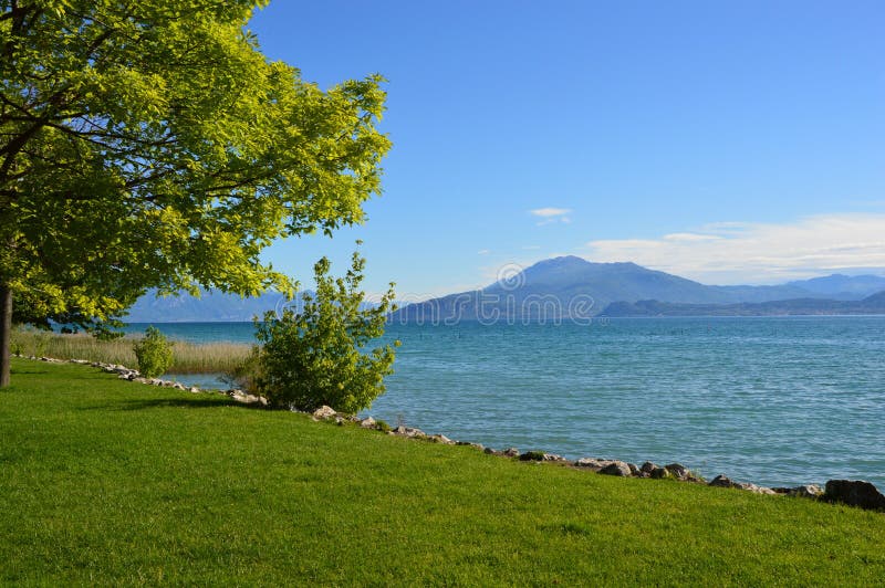 Garda Seefront in Sirmione, Lombardei, Italien stockbilder Garda Seefront in Sirmione, Lombardei, Italien stockbilder