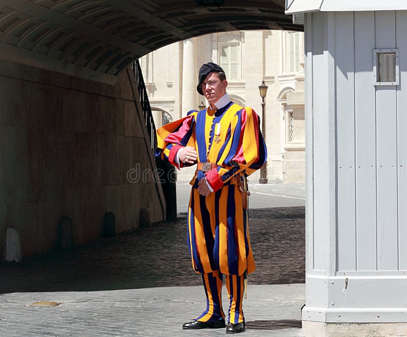 Garde suisse célèbre gardant l'entrée à Ville du Vatican image stock Garde suisse célèbre gardant l'entrée à Ville du Vatican image stock