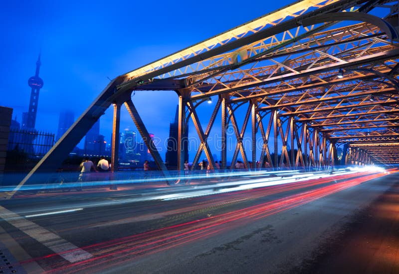 Noche operación las luces adentro de jardín puente de llevar a la fuerza.