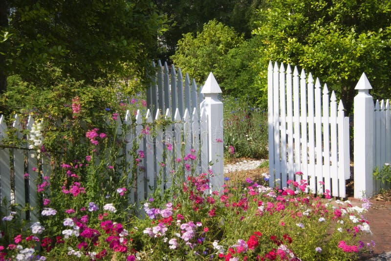 Blanco palo a jardín puerta flores.