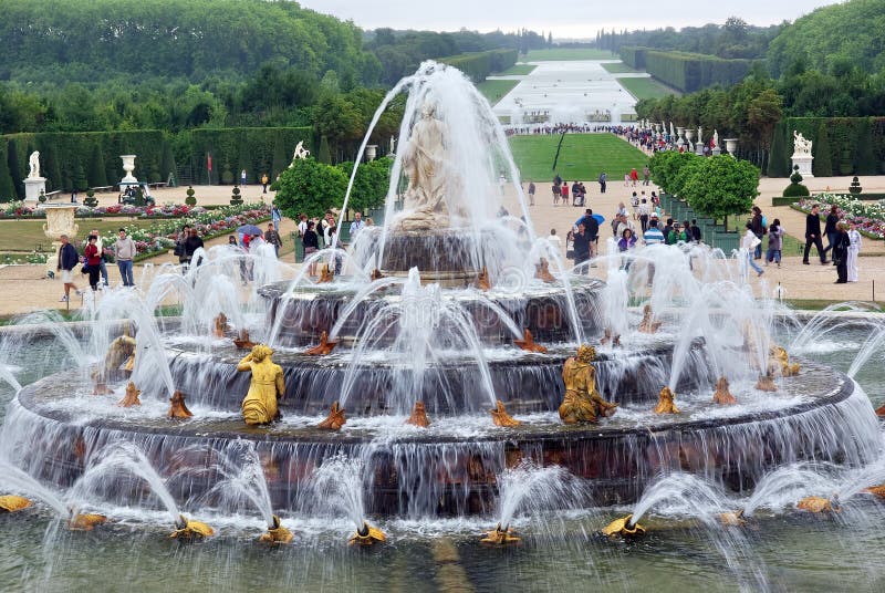Tourists visiting Versailles Chateau in Paris, august 2008.