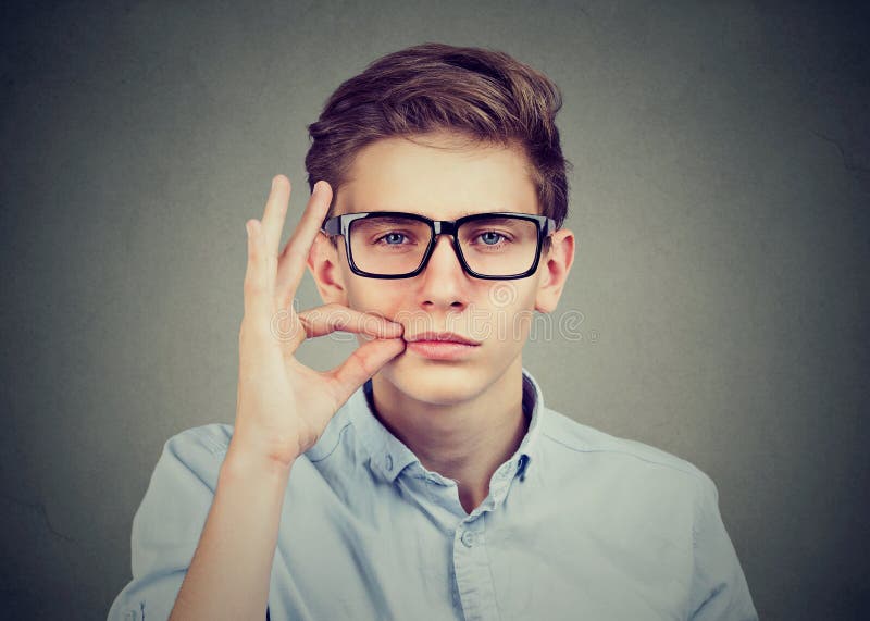 Gardez un secret, jeune homme fermant la fermeture éclair sa bouche fermée Concept tranquille photos libres de droits Gardez un secret, jeune homme fermant la fermeture éclair sa bouche fermée Concept tranquille photos libres de droits