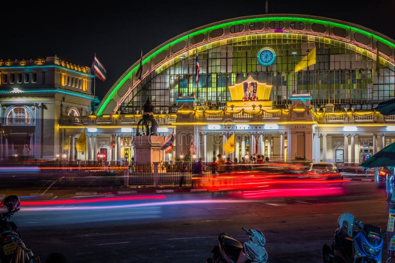 Gare ferroviaire de Hua Lamphong ou gare ferroviaire terminale de Bangkok Grand Central la nuit photos libres de droits Gare ferroviaire de Hua Lamphong ou gare ferroviaire terminale de Bangkok Grand Central la nuit photos libres de droits