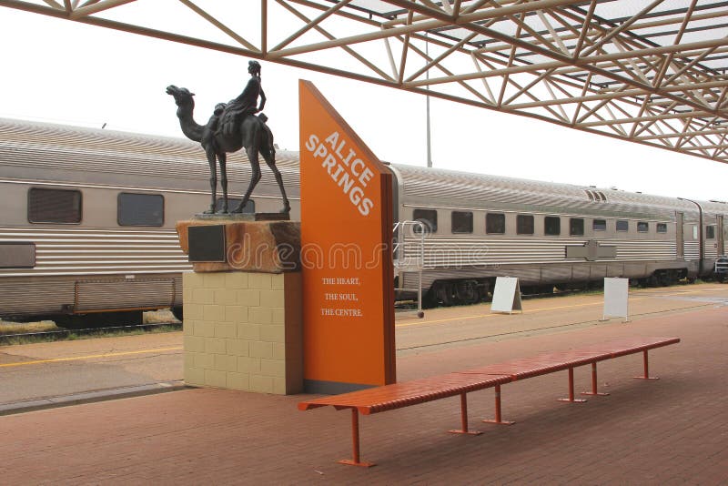 Le train Ghan attend à la gare d'Alice Springs, en Australie image libre de droits