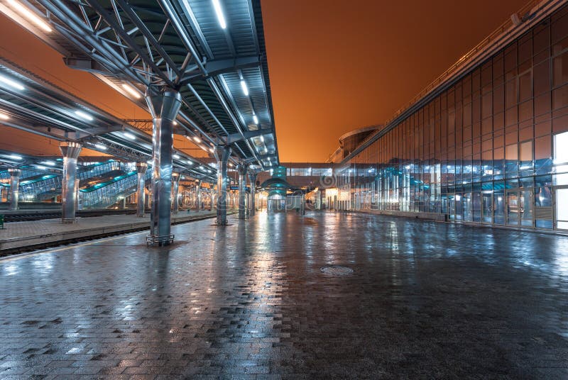 Gare ferroviaire la nuit Plate-forme de train en brouillard Chemin de fer photographie stock Gare ferroviaire la nuit Plate-forme de train en brouillard Chemin de fer photographie stock
