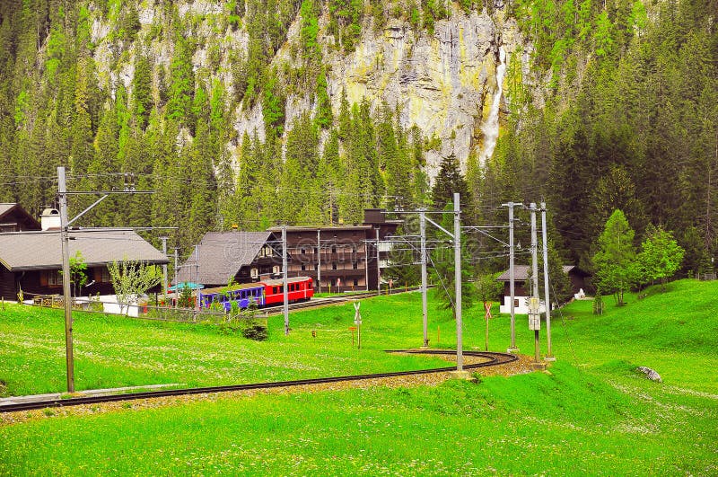 Gare ferroviaire sur le fond de paysage de campagne photographie stock Gare ferroviaire sur le fond de paysage de campagne photographie stock