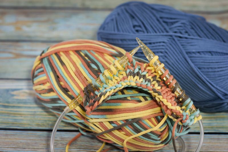 Garens in mand met haaknaalden in harmonische kleuren breien, die levering haken stock afbeelding Garens in mand met haaknaalden in harmonische kleuren breien, die levering haken stock afbeelding