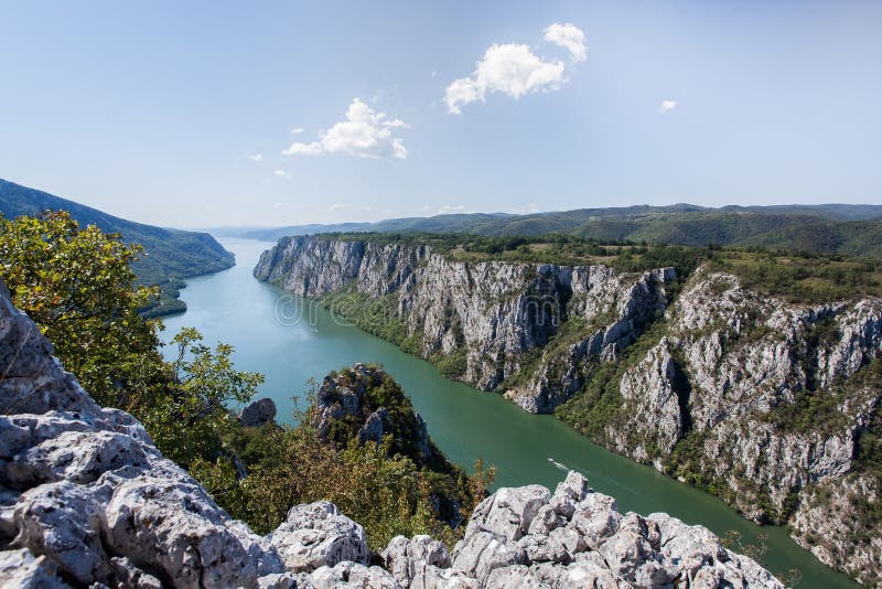 Garganta de Danubio, Danubio en el parque nacional de Djerdap, Serbia imagen de archivo Garganta de Danubio, Danubio en el parque nacional de Djerdap, Serbia imagen de archivo