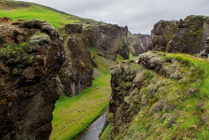 Garganta de Fjadrargljufur em Isl?ndia imagem de stock Garganta de Fjadrargljufur em Isl?ndia imagem de stock