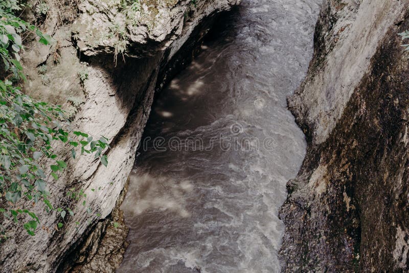 Garganta de un río de la montaña entre rocas foto de archivo Garganta de un río de la montaña entre rocas foto de archivo