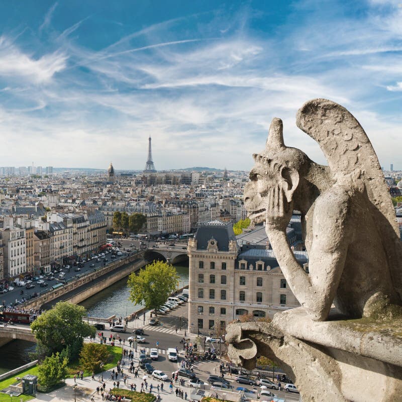 Gargouille en stadsmening van het dak van Notre Dame de Paris stock foto's Gargouille en stadsmening van het dak van Notre Dame de Paris stock foto's