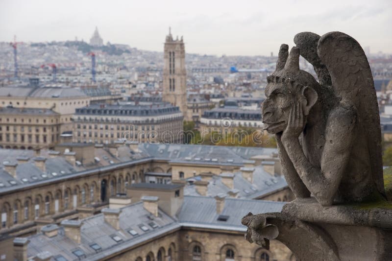 Gargoyle de piedra que pasa por alto París de Notre Dame imagenes de archivo Gargoyle de piedra que pasa por alto París de Notre Dame imagenes de archivo