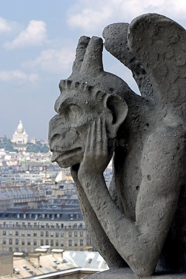 Gárgola sobre el techo de, París catedral, Francia.