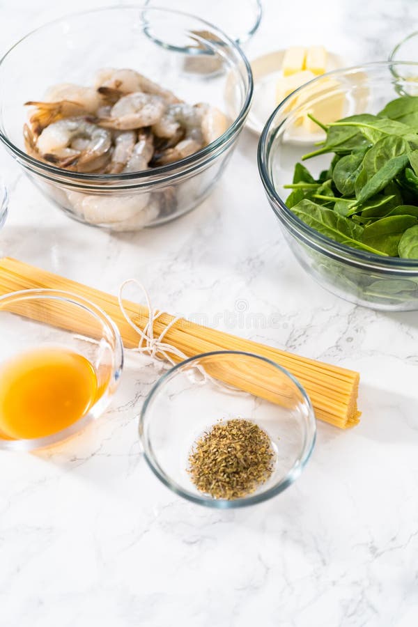 Garlic Shrimp Pasta with Spinach Stock Image - Image of prawn, pasta
