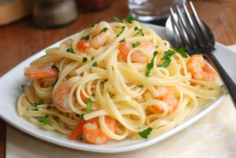 Garlicky prawn pasta