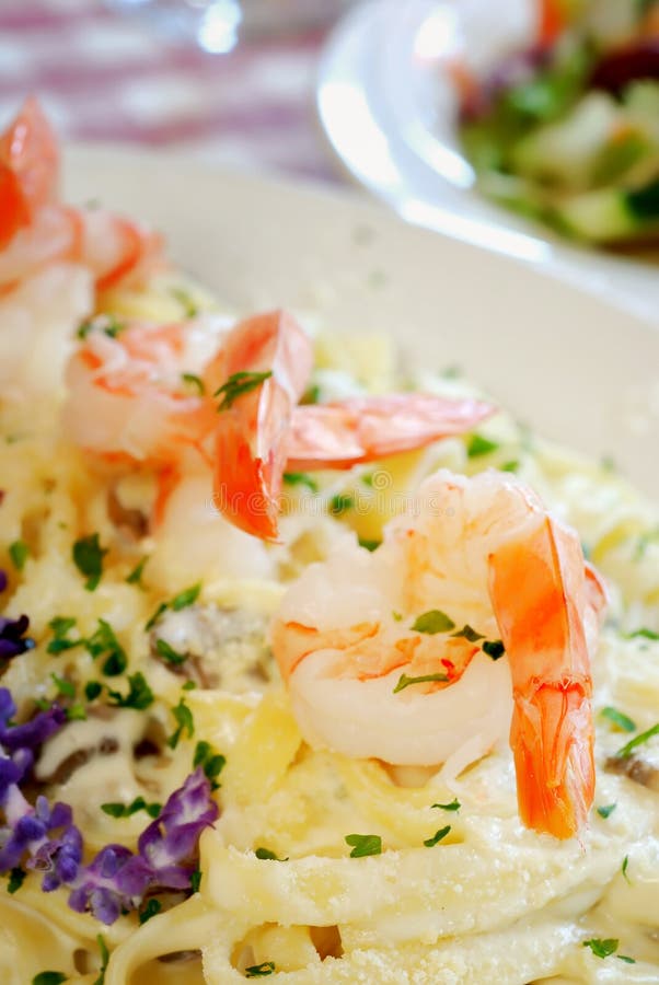 Garnalen Fettuccine Alfredo Met Broccoli En Baconbeetjes Stock Afbeelding Image of broccoli