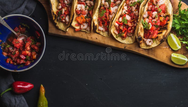 Garnalentaco's met zelfgemaakte salsa, limoen en peterselie stock fotografie
